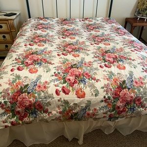 Ralph Lauren full- queen comforter with matching dust ruffle with 15” drop